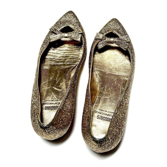 MOSCHINO CHEAPandCHIC Gold Crackled Leather 5/8” Heels BOW Flats Sz 36 Pointy - Picture 2 of 12